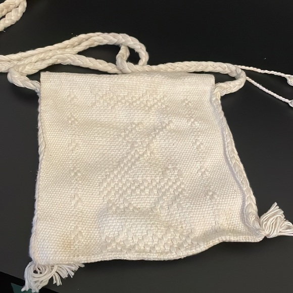 Small cream colored purse; breaded strap; handmade - Picture 3 of 7